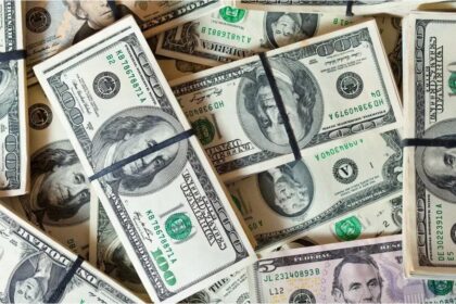 “Alza del dólar frente al euro: optimismo por acuerdos comerciales”