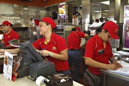 Descubre los sueldos de los empleados de McDonald’s tras el último aumento
