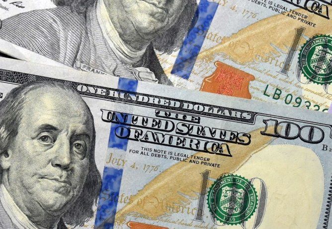El dólar tocó máximos de un mes frente al euro.
