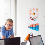 “Sueldos millonarios y jornadas extenuantes en el mundo del software”