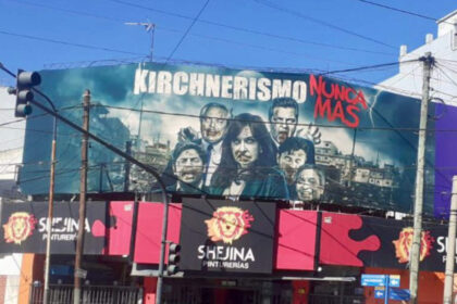 “Alerta en Tres de Febrero: Militantes K intimidan por cartel de NUNCA MÁS”