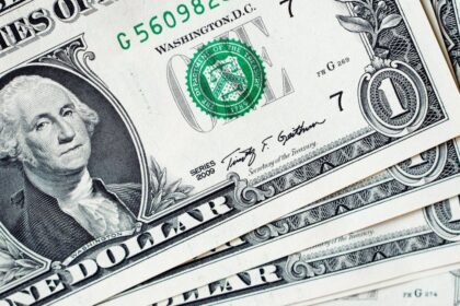 “Récord de operaciones: Dólar oficial cae por 12° vez seguida”