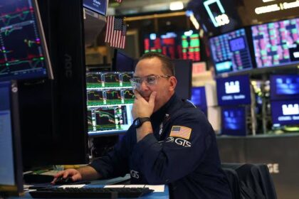 “Wall Street se detiene tras récord: índices a la baja”