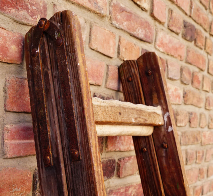 Las 10 supersticiones más populares pasar por debajo de una escalera