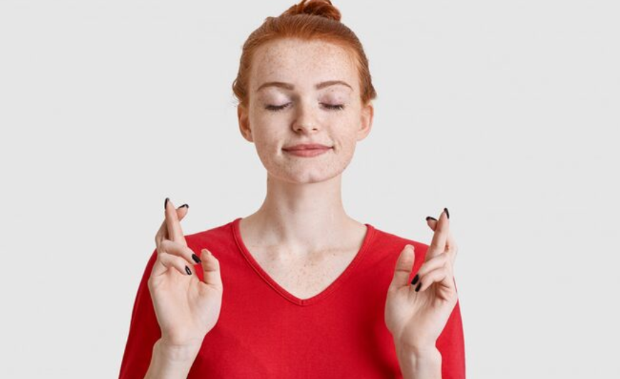 Las 10 supersticiones más populares cruzar los dedos