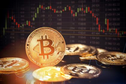 “Bitcoin cae 12% desde su récord: ¿Qué está pasando?”