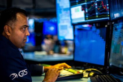 “Wall Street alcanza máximos por recortes de tasas a pesar del cierre del Gobierno”