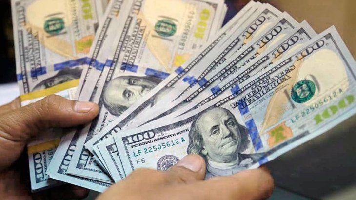 El dólar se aleja del techo de la banda y bajan las expectativas de devaluación