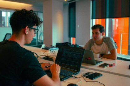 “Empleados con IA: solución para tareas repetitivas en Argentina”