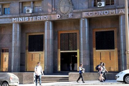 “Tesoro reactiva compras de dólar: ¿cuántas divisas sumó a reservas?”