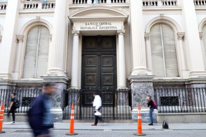 “BCRA flexibiliza encajes y extiende norma para rollover de deuda”