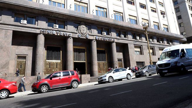 Economía enfrenta vencimientos por $15 billones, busca alto rollover ofreciendo bonos de tasa variable para los bancos.