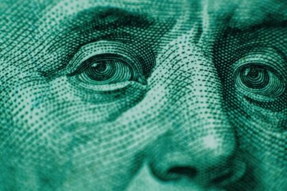 “Estabilidad del dólar y caída de financieros: blue rebota”