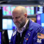 “Wall Street cierra mixta tras datos de empleo: ¿Inversores preocupados por la economía?”