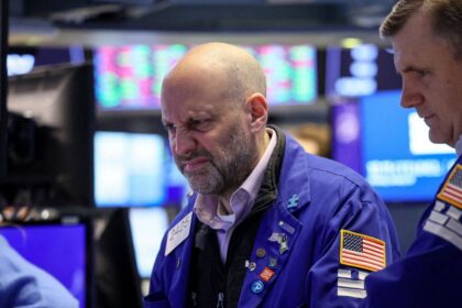 “Wall Street cierra mixta tras datos de empleo: ¿Inversores preocupados por la economía?”