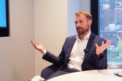 “Inversión: Bitcoin vs Oro – ¿Quién ganará la batalla de los ETF?”