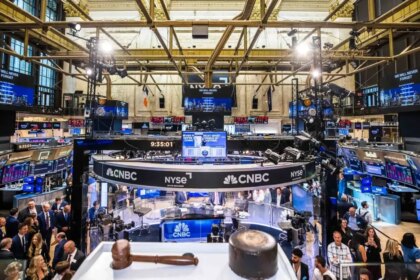 “Rally navideño en Wall Street: S&P 500 alcanza nuevo récord”