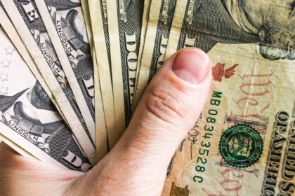 “Resumen del dólar oficial: volatilidad y aumentos por encima de la inflación”