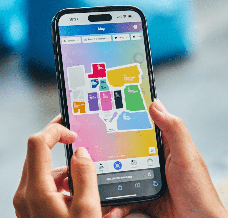 En la pantalla de un teléfono se observa una imagen con los diferentes escenarios de la Devconnect Argentina 2025. gracias a la app del evento.