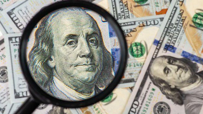 El dólar oficial subió fuerte y el blue alcanzó los $1.500.