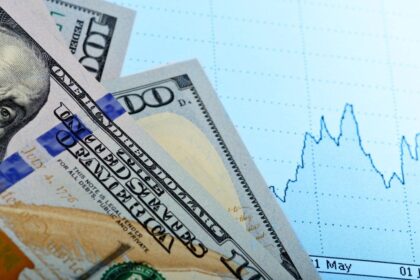 “¡Alerta! Dólar blue sube $300 en 2025, cerca de récord histórico”