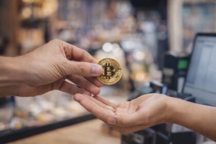 “¡Descubre cómo los comercios que aceptan bitcoin han crecido un 50 % en solo un año!”