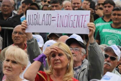 “Descubre el sector más golpeado por la AUH y salarios en la era Milei”