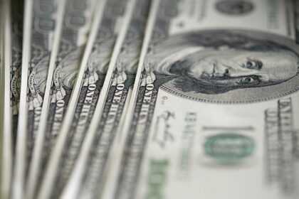 “Dólar Oficial: Mayor Caída en 2 Meses Impulsa Compra de Reservas”