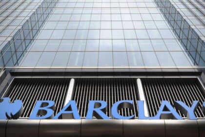 “Barclays advierte: Volatilidad oculta en acciones individuales de Wall Street”
