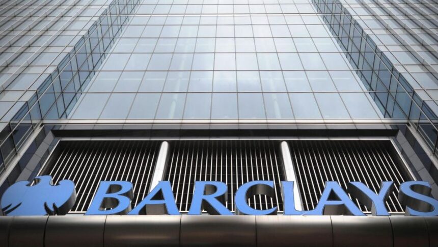 “Barclays advierte: Volatilidad oculta en acciones individuales de Wall Street”