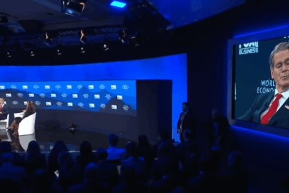 “Davos impulsa unión de banca y criptomonedas ante freno en EE.UU.”