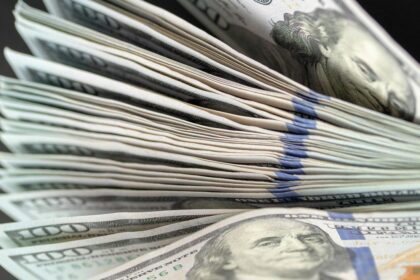 El dólar oficial alcanza máximos en más de dos semanas