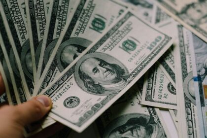 El dólar oficial cayó por debajo de los $1.420 y la brecha con el techo de la banda tocó máximos desde septiembre