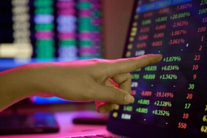 Un ADR se hundió 9%, el S&P Merval frenó racha de subas y el riesgo país encadenó 7 jornadas arriba de los 500 puntos