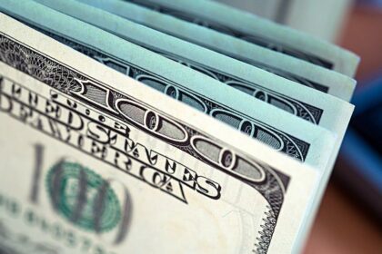 El dólar oficial repuntó tras seis bajas en fila y sufrió en la semana una caída superior a los $30: ¿encontró piso?