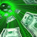 Sin operatoria oficial por el feriado, el dólar que nunca duerme arranca la semana sin grandes sobresaltos