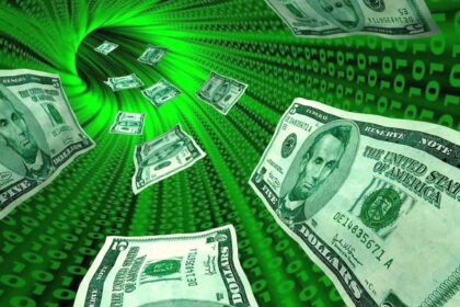 Sin operatoria oficial por el feriado, el dólar que nunca duerme arranca la semana sin grandes sobresaltos