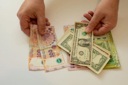 Tasas vs. dólar: el mercado debate si el carry trade puede ser una estrategia sostenible en los próximos meses