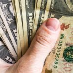 El dólar oficial prolonga las bajas y sigue con atención el debate por la reforma laboral y el paro de la CGT