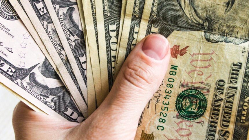 El dólar oficial prolonga las bajas y sigue con atención el debate por la reforma laboral y el paro de la CGT