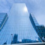 Los empleados más jóvenes no quieren saber nada con volver a la oficina: ¿qué hacen las empresas?