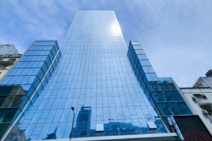 Los empleados más jóvenes no quieren saber nada con volver a la oficina: ¿qué hacen las empresas?