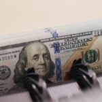 El dólar blue retrocedió en la semana, pero la brecha con el oficial se amplió a casi 4%