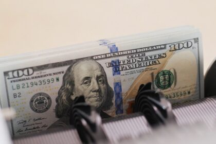 El dólar blue retrocedió en la semana, pero la brecha con el oficial se amplió a casi 4%