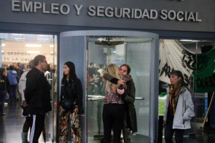 Oficial: el Gobierno eliminó el presentismo y baja el sueldo de empleados públicos