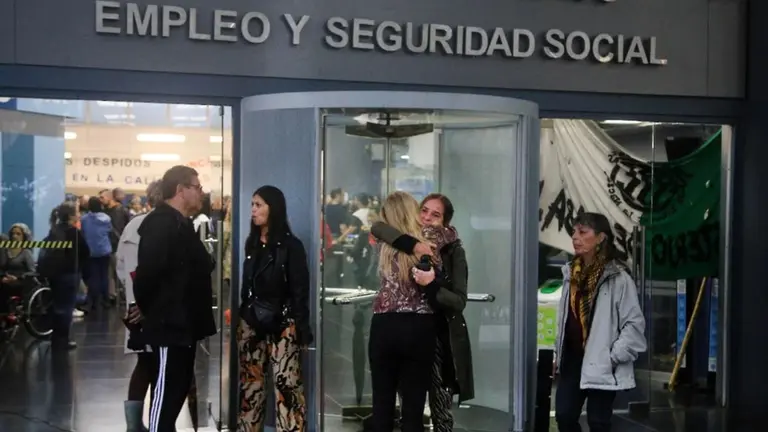 Oficial: el Gobierno eliminó el presentismo y baja el sueldo de empleados públicos