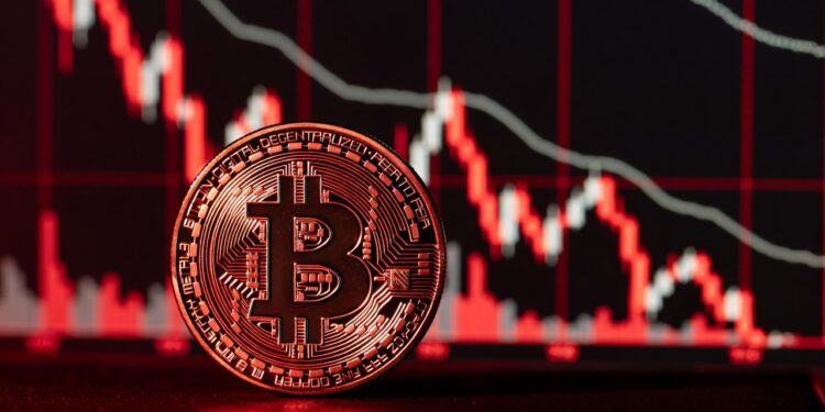 moneda de bitcoin y gráficos de precio en caída con luz roja