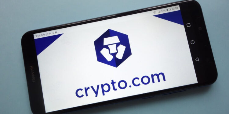 Teléfono inteligente que refleja el logo de Crypto.com.