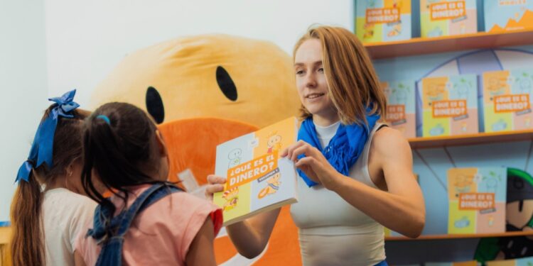 Fotografía de colaboradores de The Little HODLer en una escuela.