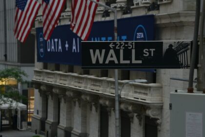 Wall Street borró pérdidas tras la escalada entre EEUU e Irán: energía y tecnología amortiguaron impacto
